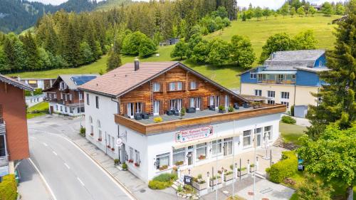 A szálláshely kívülről, self-check-in Hotel Regina Beatenberg in Beatenberg