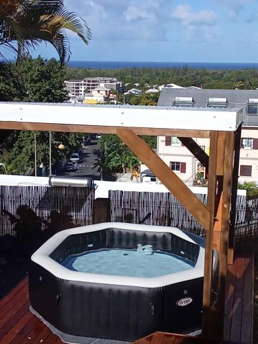 Grand studio 60m2, spa, terrasse, vue mer! - Location saisonnière - L'Étang-Salé