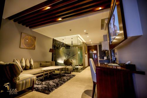 Oak Plaza Suites in 庫馬西