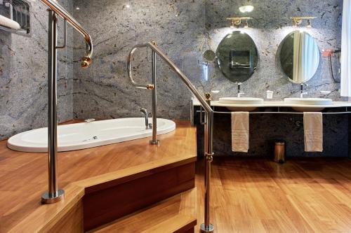 room detail thumbnail 2