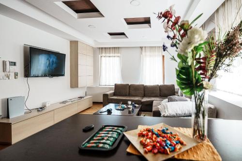 Warm Getaway 1BR APT w Balcony Free Garage Prkng