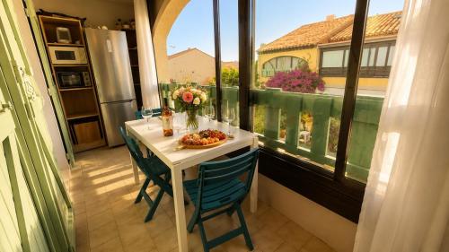 Cosy Catalan apartment, AC, walk to beach and shops