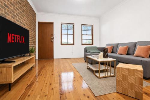 2-Bedroom House-Near city center Good for 6 Guests - image 8