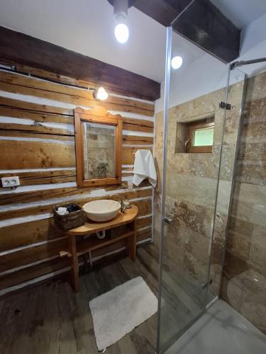 Căsuța Anei (Casuta Anei) in Valea Manastirii