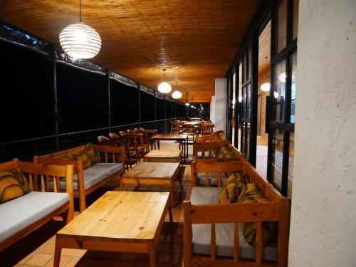 Restaurace, Muhazi Dolce Vita Ecolodge in Est