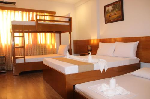2 double beds, 1 twin bed, 3 bunk beds