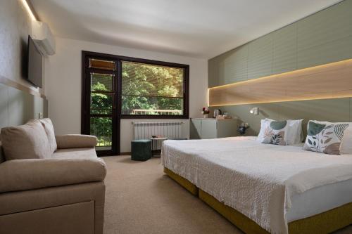 1 king bed, 1 sofa bed