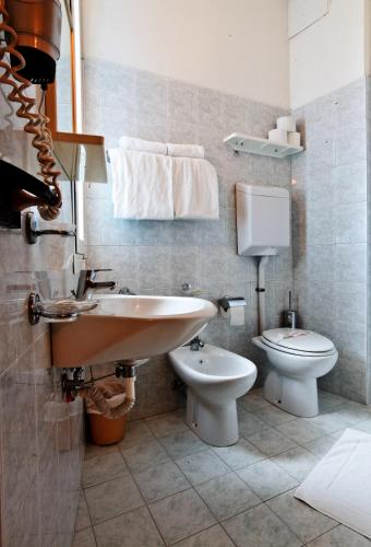 Grand Hotel Azzurra Club - Tap to explore photos