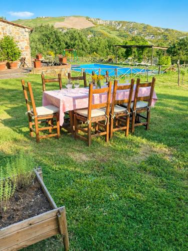 Podere San Giuseppe Casale toscano con piscina e spa in Val d Orcia in Радікофані