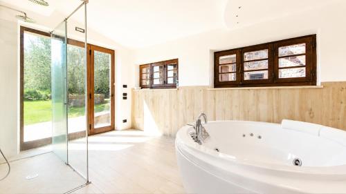 Podere San Giuseppe Casale toscano con piscina e spa in Val d Orcia in Радікофані
