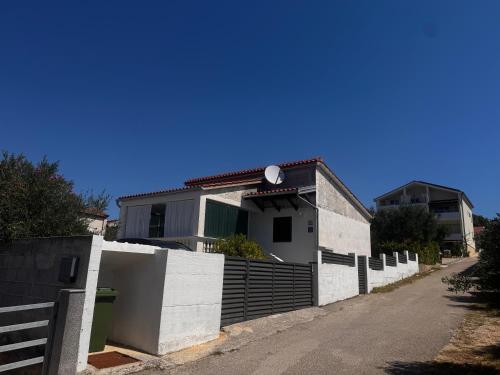 Holiday Home Mirta - Location saisonnière - Pakoštane