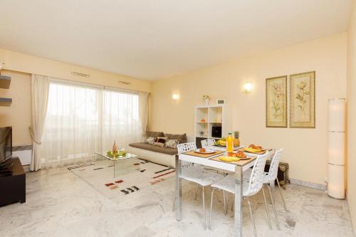 Superb 50m2 Flat - 4 min to Palais, 1 min to Beach