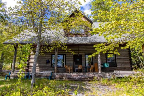 Walsh Cottage on the shores of Lake McDonald in Crystal Ford (MT)