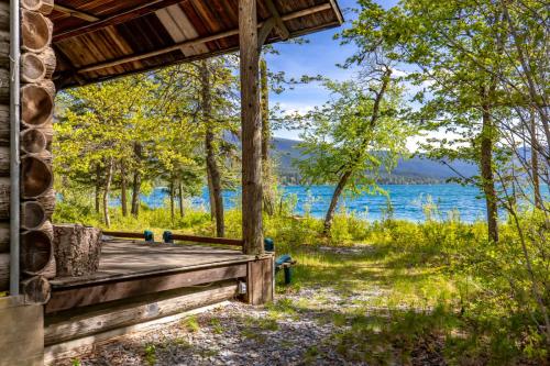 Walsh Cottage on the shores of Lake McDonald in Crystal Ford (MT)