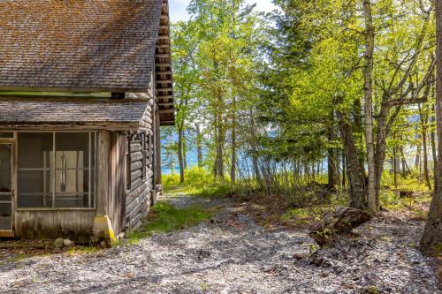 Walsh Cottage on the shores of Lake McDonald in Crystal Ford (MT)