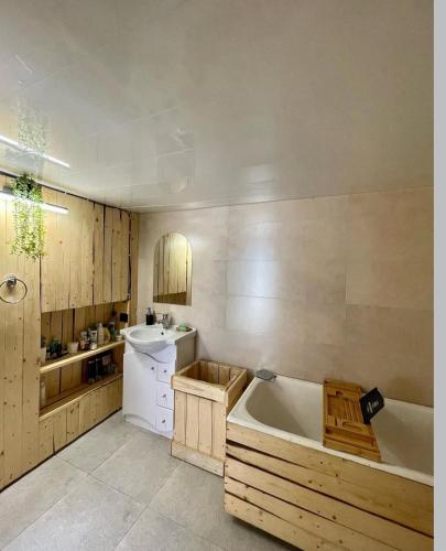 Kamar Mandi, Gikor Inn in Pambak (Lori)