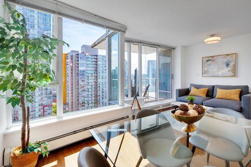 Modern Luxury 2BR Residence in The Downtown Core! Prime Location
