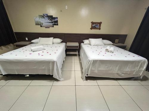 2 queen beds