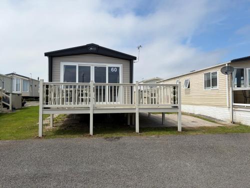 Caravan by the sea Trecco Bay 1