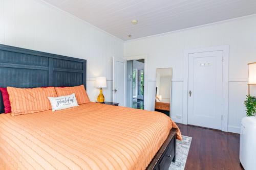 YOUR HILO HOMEBASE - Lovely 3 Bedroom in Heart of Hilo with AC!