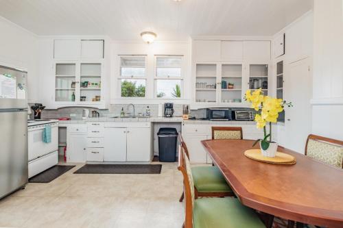 YOUR HILO HOMEBASE - Lovely 3 Bedroom in Heart of Hilo with AC! in Hilo
