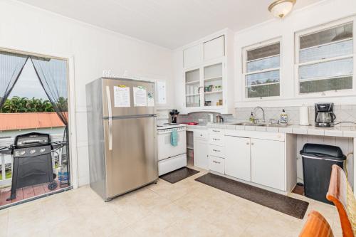 YOUR HILO HOMEBASE - Lovely 3 Bedroom in Heart of Hilo with AC! in Hilo