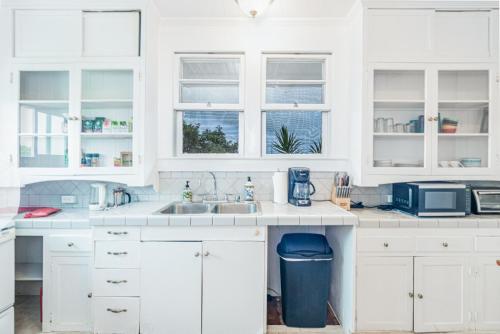 YOUR HILO HOMEBASE - Lovely 3 Bedroom in Heart of Hilo with AC! in Hilo