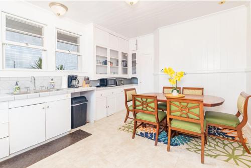 YOUR HILO HOMEBASE - Lovely 3 Bedroom in Heart of Hilo with AC! in Hilo