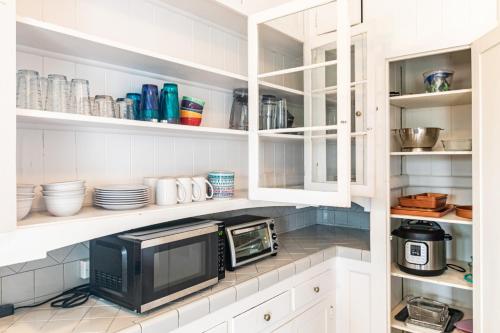 YOUR HILO HOMEBASE - Lovely 3 Bedroom in Heart of Hilo with AC! in Hilo