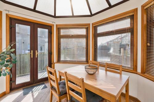 3 Bed - Nr Edinburgh - Free Parking -Garden -Wi-Fi in Оаклі