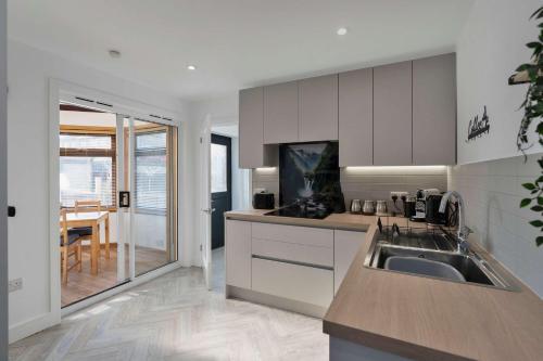 3 Bed - Nr Edinburgh - Free Parking -Garden -Wi-Fi in Оаклі