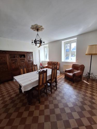 Le Petit Château (Le Petit Chateau) in Pre-en-Pail