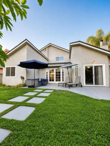 Facilities, Cozy 2 Levels Home W/ Fireplace & Yard! in Tarzana