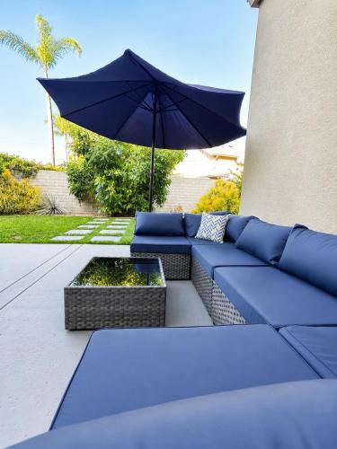 Facilities, Cozy 2 Levels Home W/ Fireplace & Yard! in Tarzana