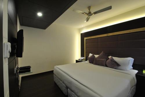 Guestroom, Hotel Royal Cliff in Kanpur