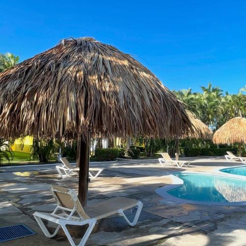 Villa en Palma Real Beach Resort con piscina y acceso a la playa in Salitran