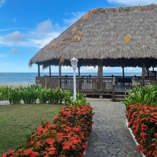 Villa en Palma Real Beach Resort con piscina y acceso a la playa in Salitran