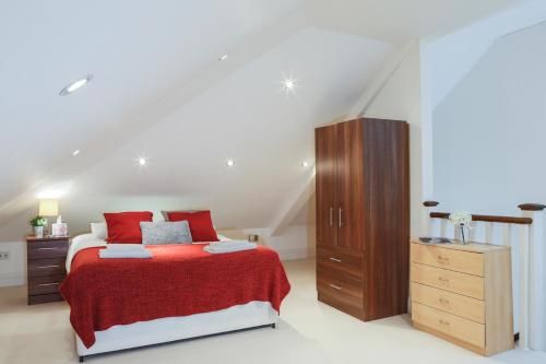 Finchley Central Spacious 3 bed triplex loft style apartment - Apartment - Hendon