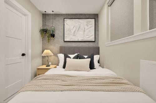 Luxury 3-BR - Parking - EV Charger - Walk to Metro - image 5