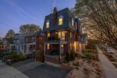 Luxury 3-BR - Parking - EV Charger - Walk to Metro - image 4