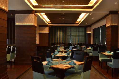 Restaurant, Hotel Royal Cliff in Swaroop Nargar