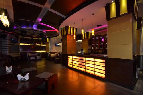 Bar/lounge, Hotel Royal Cliff in Swaroop Nargar