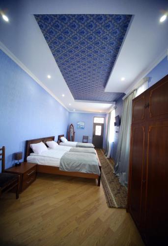 3 twin beds