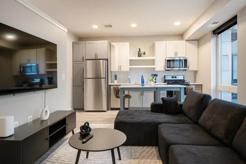 Cozy 1 Bedroom King Suite with Heated Pool - Minutes to Downtown & Stadium