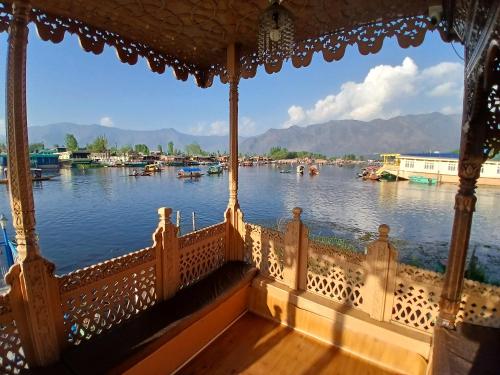 Heritage young Beauty star group of houseboats - Srinagar Heritage young Beauty star group of houseboats - Srinagar