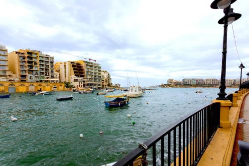 BnBNova - Saint Julian's Seafront 2BR 2BA with Terrace - image 2