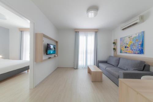4 twin beds, 1 sofa bed