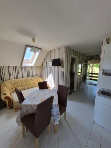 Orszag Apartmanhaz in ซาลาคารอส