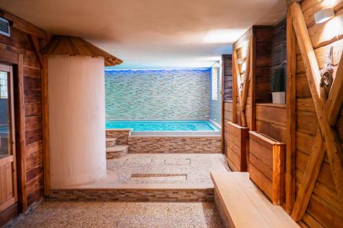 Peldbaseins, Olympic regina hotel in Giustino