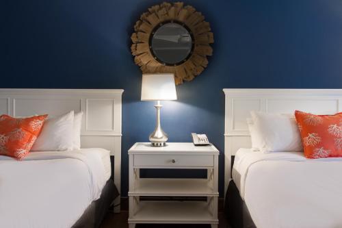 2 queen beds